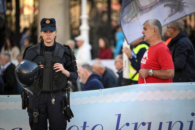 Zagreb: Molitelji na Trgu bana Josipa Jelačića u Zagrebu