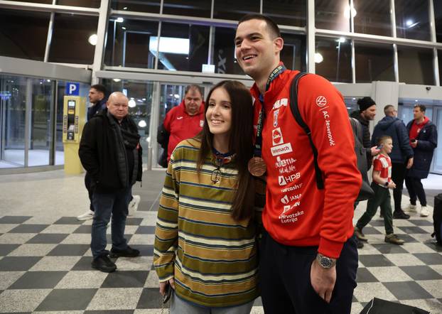 Billund: Rukometasi Hrvatske družili se s navijačima u zračnoj luci prije odlaska u Hrvatsku