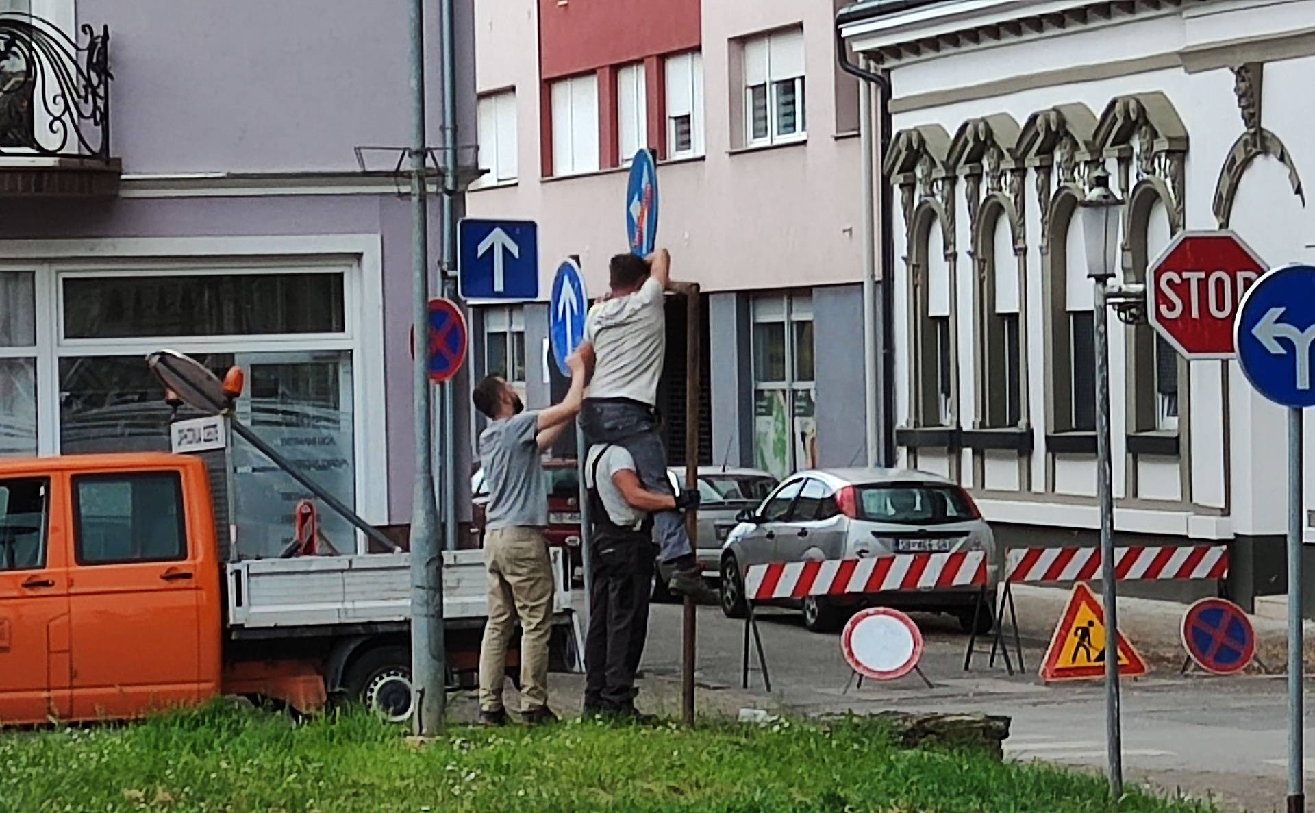 Slavonski Brod: Radnici bez ljestava snašli se tako da su se popeli jedan na drugoga