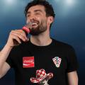 Kad krene utakmica, svi imamo svoj ritual. Ovog ljeta i najpo&zcaron;eljniju vatrenu majicu.