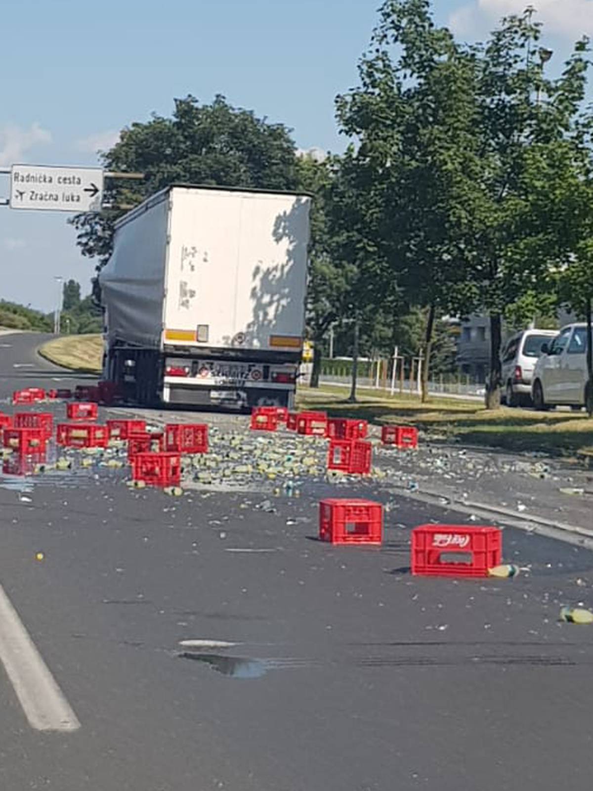 'Iz kamiona su ispadale gajbe, staklo je bilo posvuda na cesti'