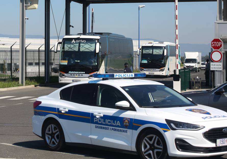 Zagreb: Nogometaši AEK-a pod jakim policijskim osiguranjem napustili zračnu luku