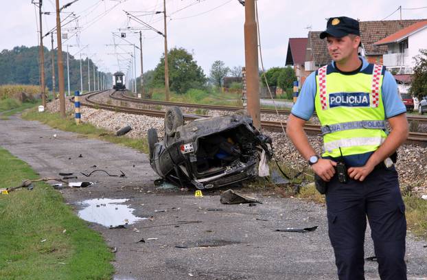 Donji Andrijevci: Jedna osoba smrtno stradala u naletu vlaka na automobil