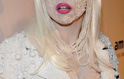 Lady GaGa na lice zaljepila preko stotinu bijelih bisera