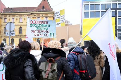 FOTO Veliki prosvjed nastavnika i profesora: Krenula povorka