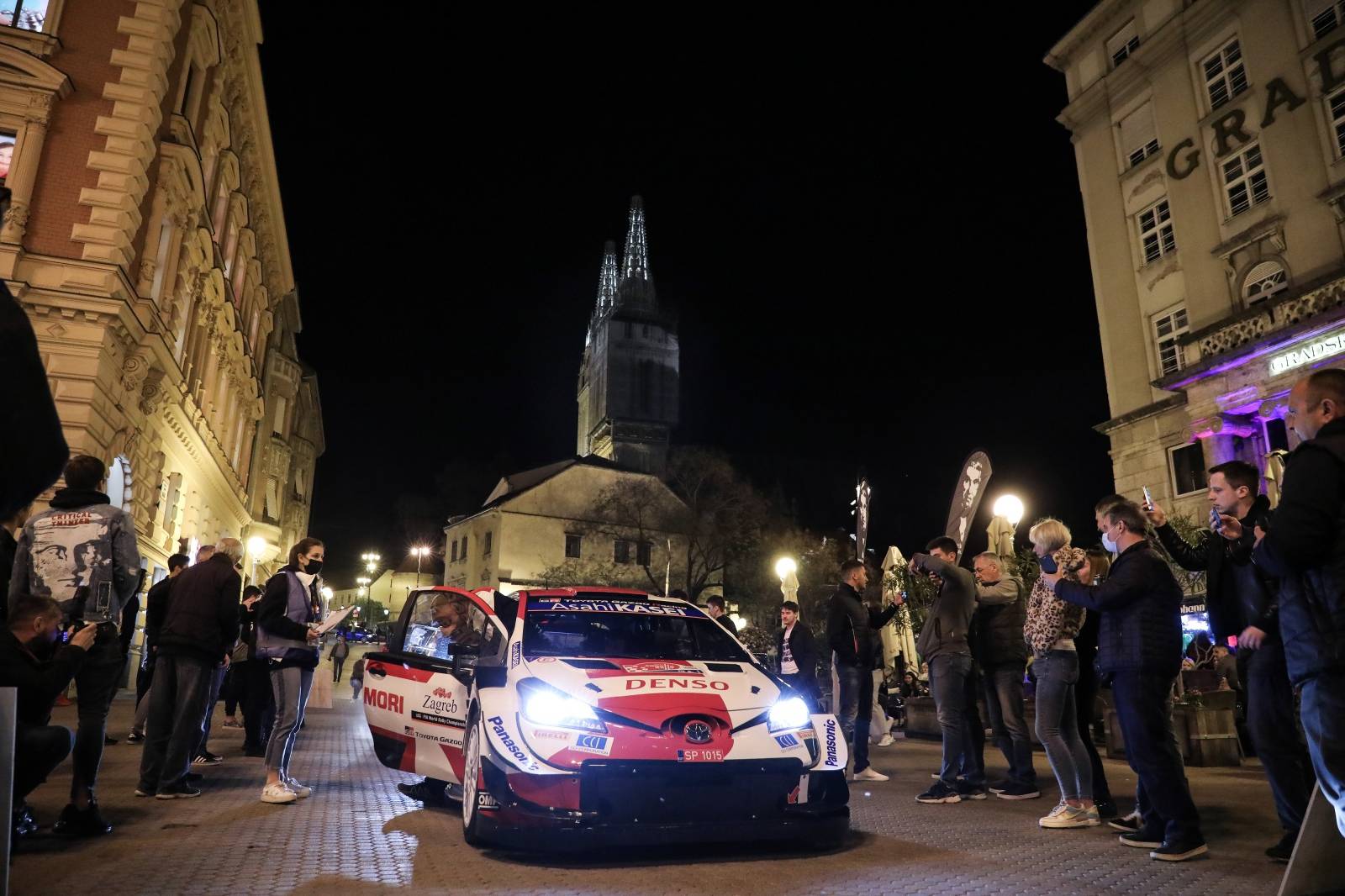 Zagreb: WRC automobili  na glavom gradskom trgu privukli veliku pažnju građana