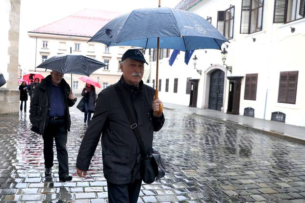 Zagreb: Čelnici školskih sindikata obratili se medijima ispred Banskih dvora