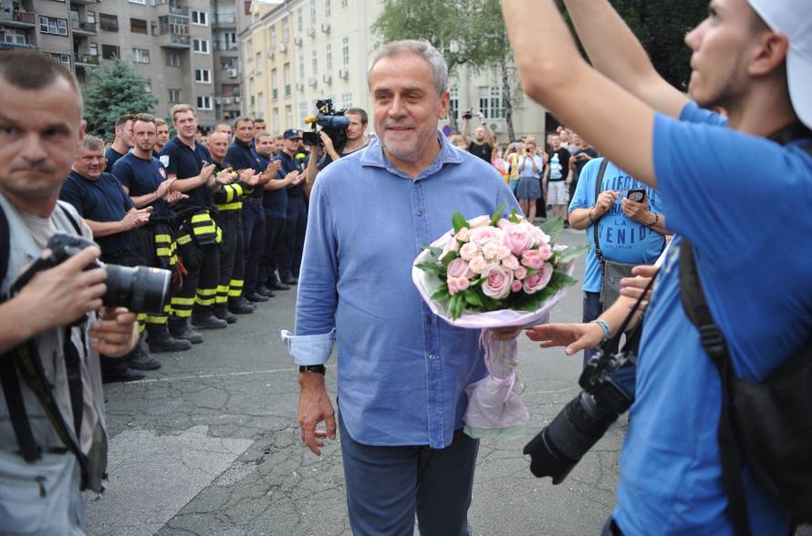 Zagrebački vatrogasci se uz zvukove sirena vratili u Savsku