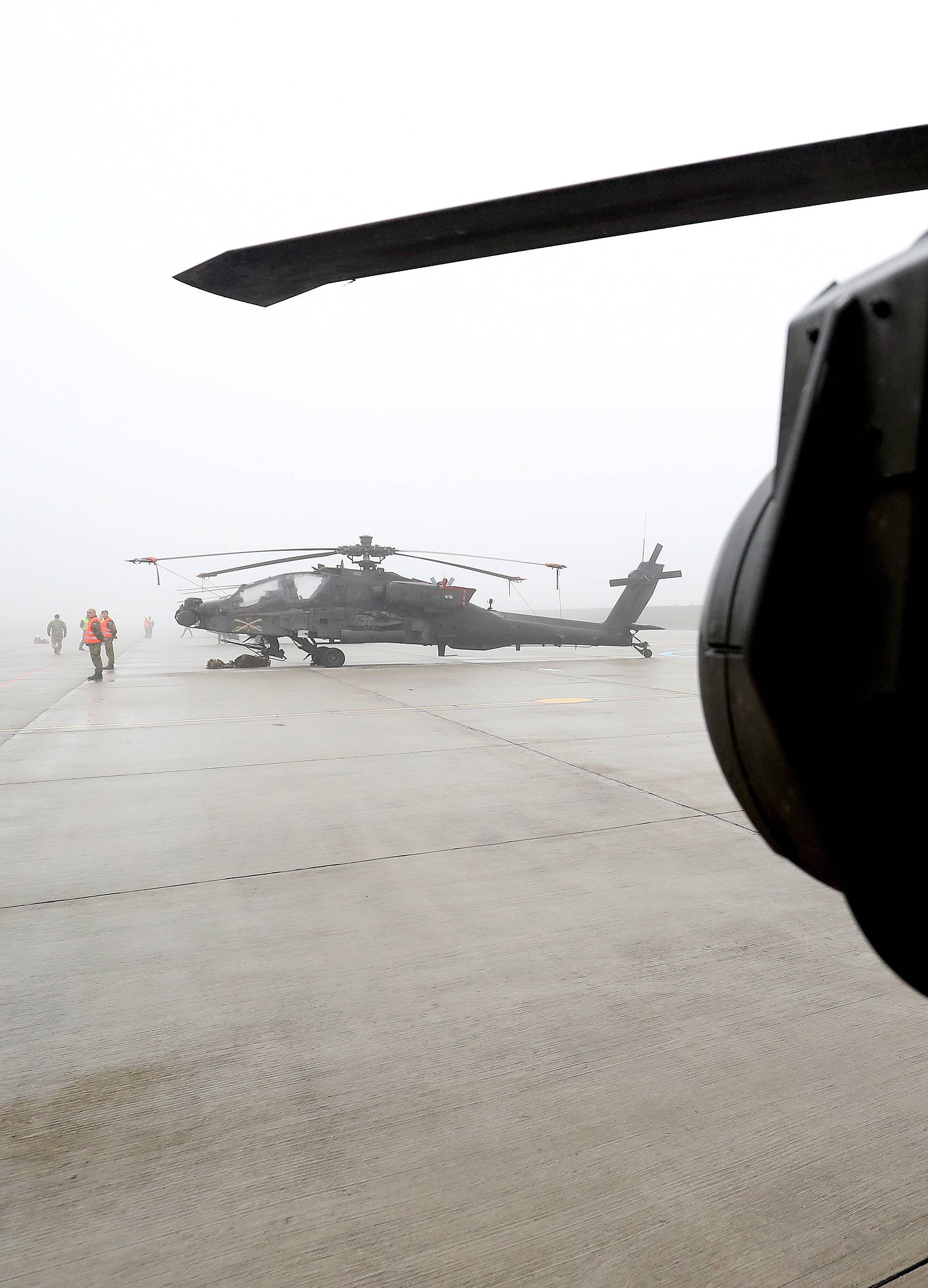 Američki borbeni helikopteri na Plesu: Izgledaju zastrašujuće...