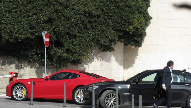 Split: Kerumov Ferrari 599 GTB mami pogled parkiran ispred zgrade Banovine 
