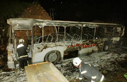 Školski bus je planuo ispred kuće vozača i potpuno izgorio