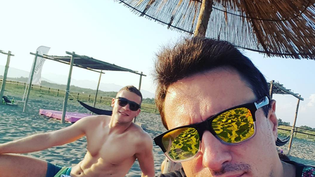 Sam svoj paparazzo: Andrija je 'ulovljen' s bocom nasred plaže