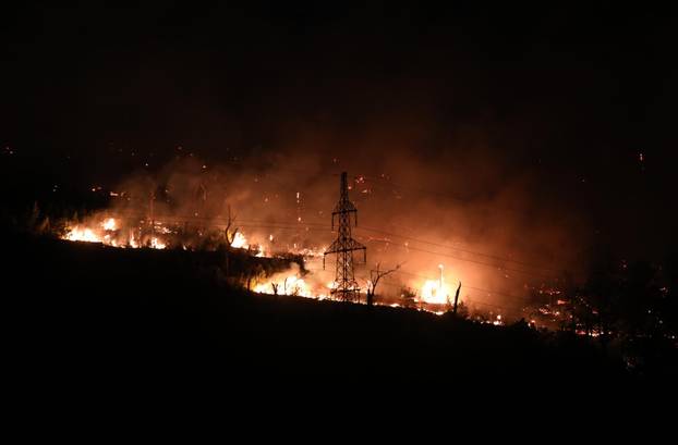 Jak vjetar stvara poteškoće vatrogascima na požarištima kod Žrnovnice, Srinjina i Sitnog Donjeg