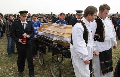 Petrijevci pokopali oca i sina poginule u nesreći 