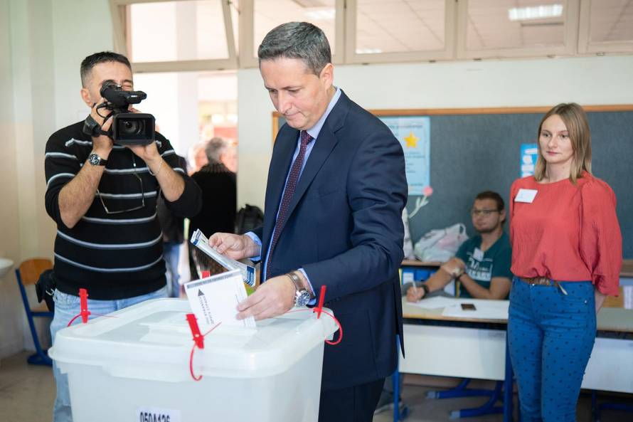 Tuzla: Kandidat za člana Predsjedništva Bih Denis Bećirović na biračkom mjestu