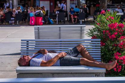 FOTO Prvi je dan ljeta: Evo kako turisti uživaju u Zadru, Splitu...