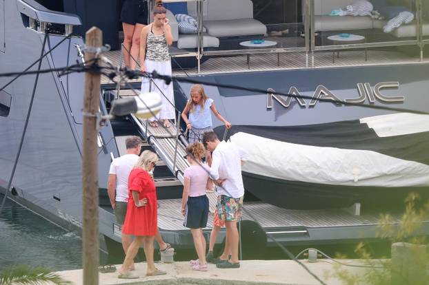 Bivša "Spajsica" Geri Halliwell sa suprugom Christianom i djecom uživa u ljetovanju na Jadranu