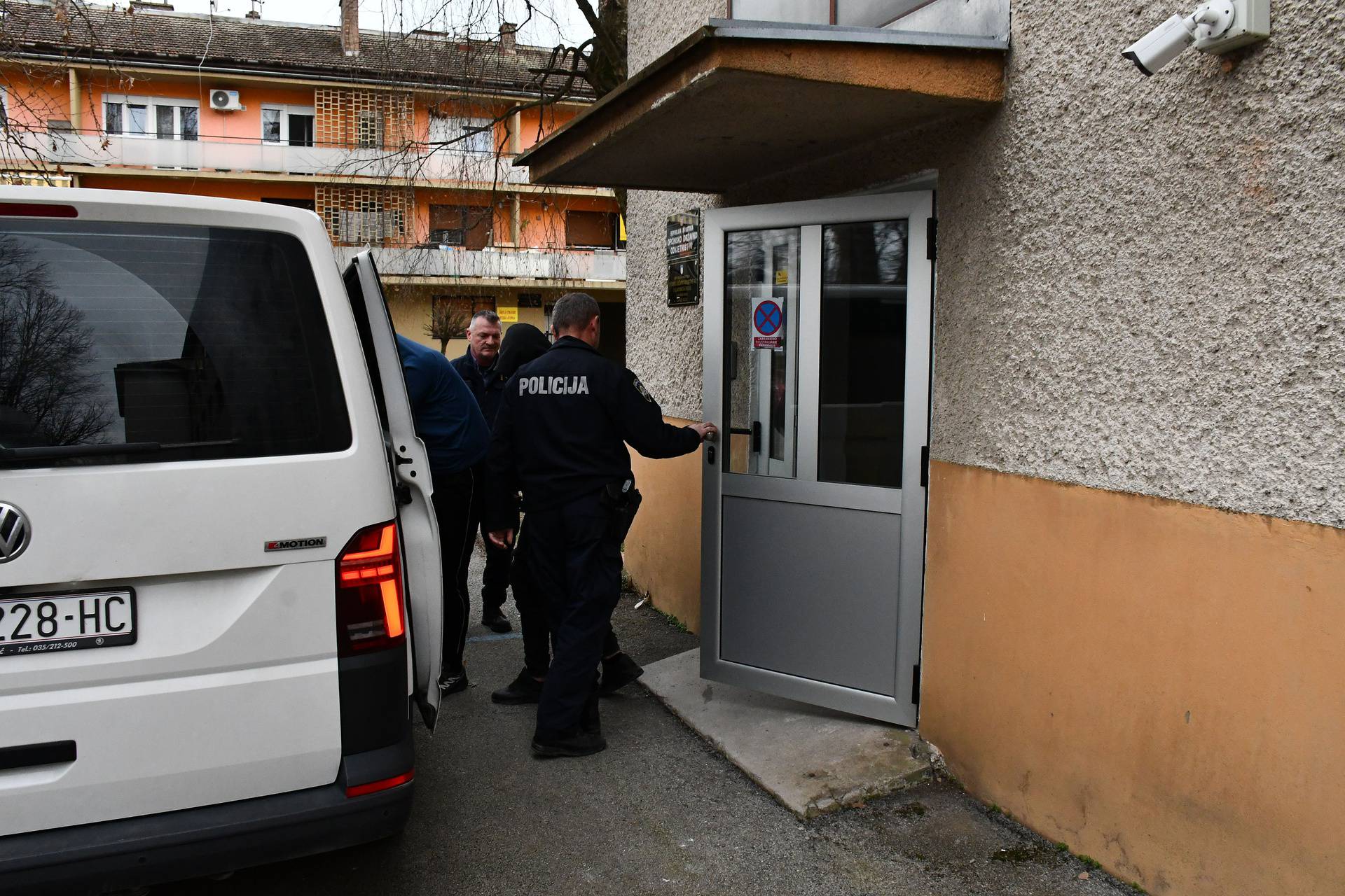 FOTO Pogledajte privođenje krijumčara migranata koji su se tijekom bijega zabili u policiju