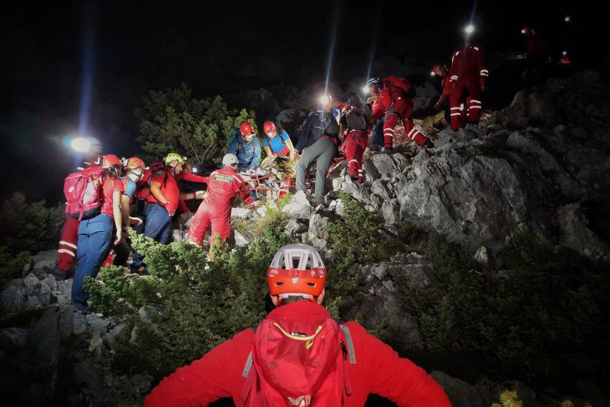 HGSS pokazao punu spremnost: Izvukli su planinara sa dijela Biokova gdje ni helikopter nije mogao prići