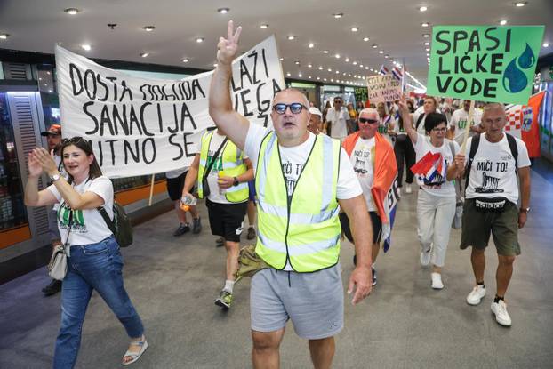 Zagreb: Okupljanje prosvjednika Hodaj za Liku, hodaj za Hrvatsku
