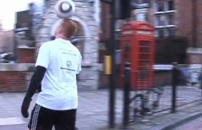 Žonglirajući je prohodao 48 kilometara kroz London