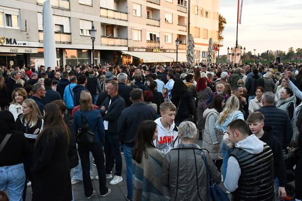 VELIKA GALERIJA Tisuće ljudi su u nedjelju odali počast Halidu: Pogledajte emotivne prizore...