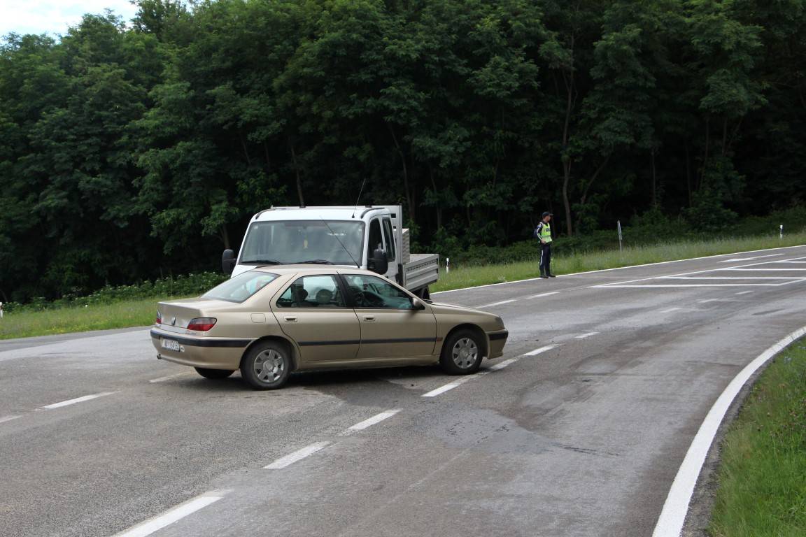 Sudarili se automobil i kamion: Ozlijeđen je vozač Peugota 407