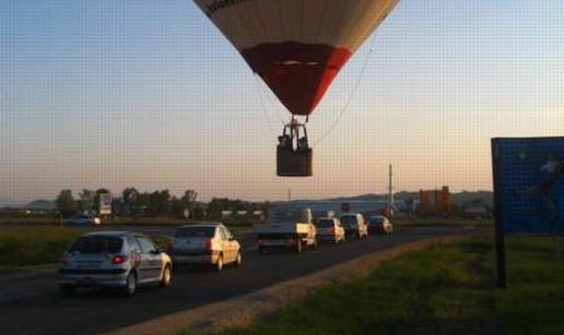 Trenirali balonom iznad kolone automobila na cesti 