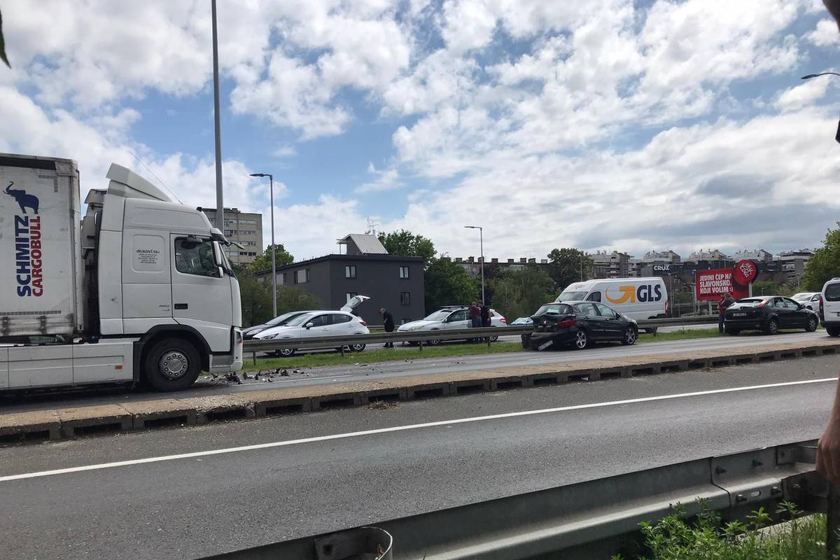 U lančanom sudaru kamiona i tri automobila u Zagrebu jedan ozlijeđen: 'Kaos je do Žitnjaka!'