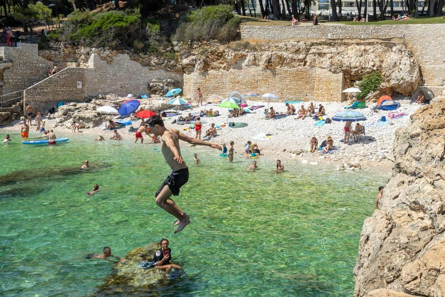 Pula: Havajska plaža na Verudeli raj je za kupače i ljubitelje skokova sa stijena