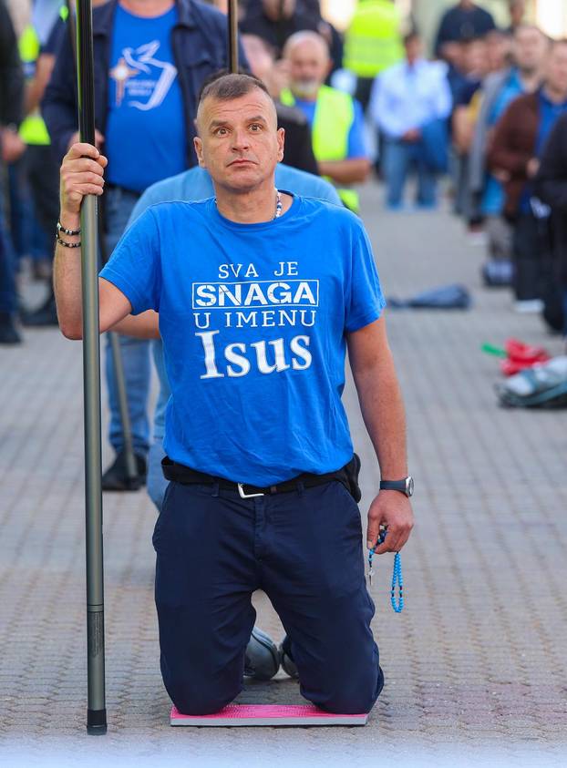 Zagreb: Molitelji na glavnom gradskom trgu
