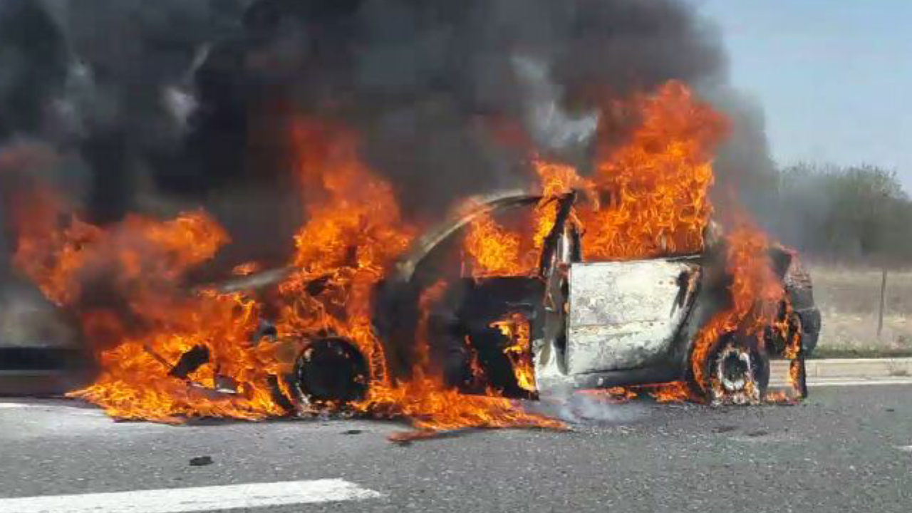 Jedva izvukla živu glavu: Auto joj se zapalio nasred obilaznice