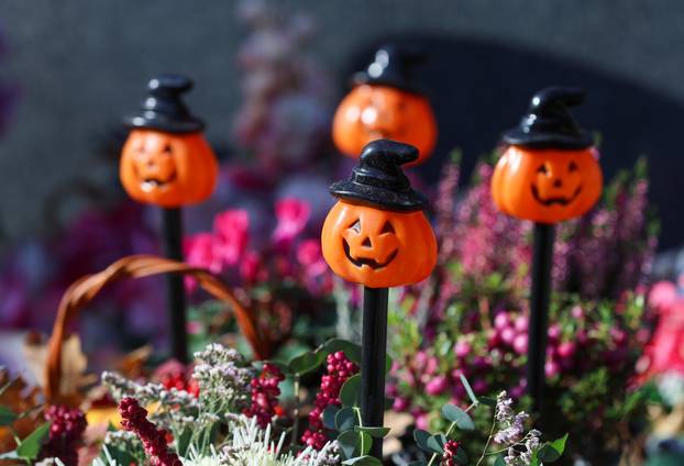 Zagreb: Grob obitelji ukrašen raznim figuricama Noći vještica