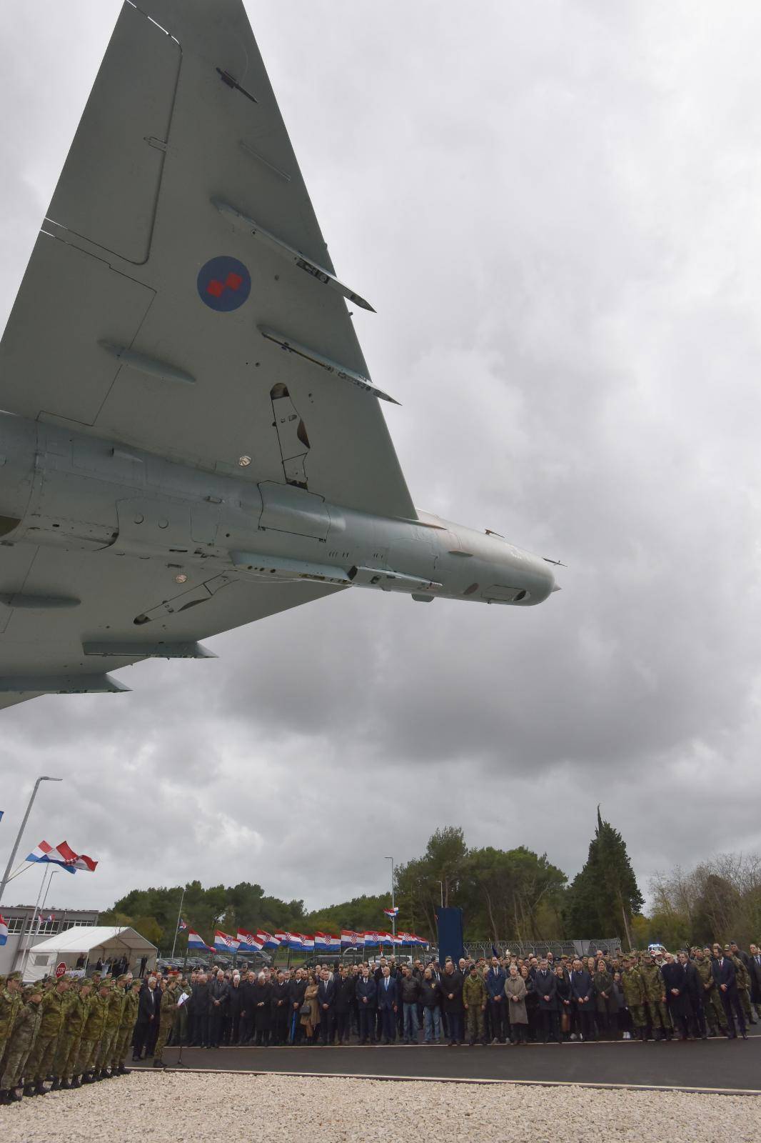 Na bivšem vojnom aerodromu u Valturi svečano otvorena vojarna "Hrvatski branitelji Istre"