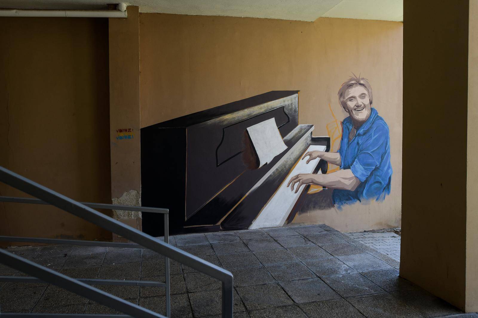 Zagreb: Mural posvećen Rajku Dujmiću na zgradi u kojoj je živio u Maksimirskom naselju