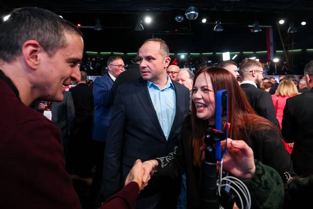 Zagreb: Slavlje u izbornom stožeru Zorana Milanovića nakon rezultata prvih izlaznih anketa