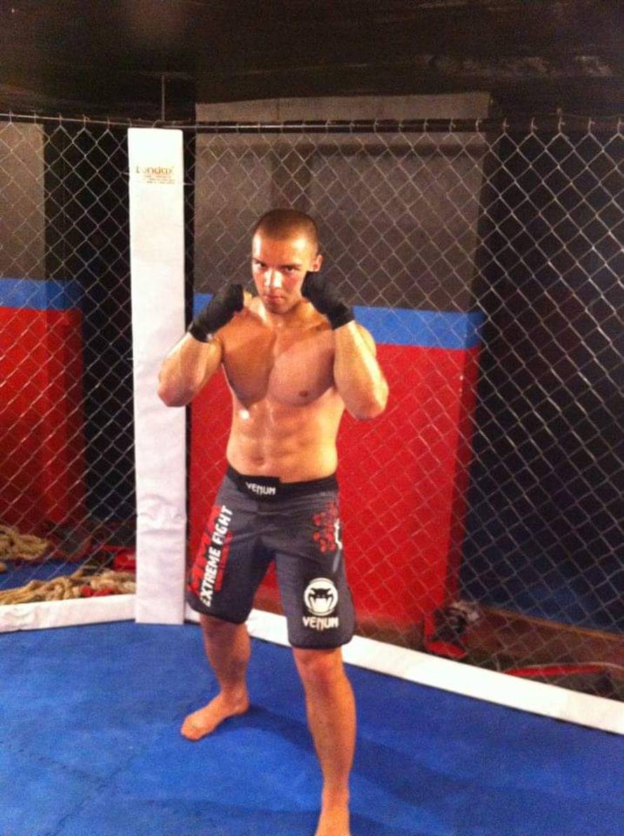 Nekad MMA prvak, a sada igra američki nogomet i rastura bob