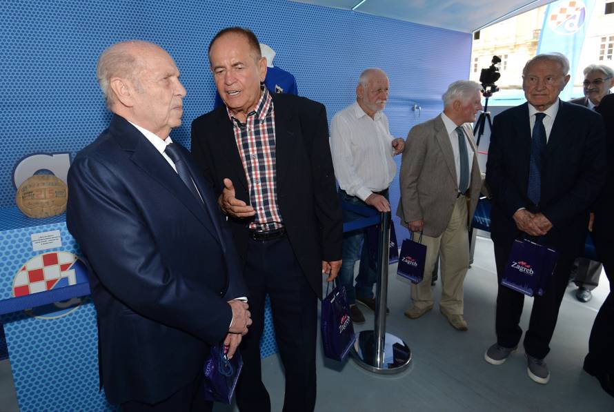 To su pravi šampioni! Trofej i lopta iz '67. izloženi na Trgu