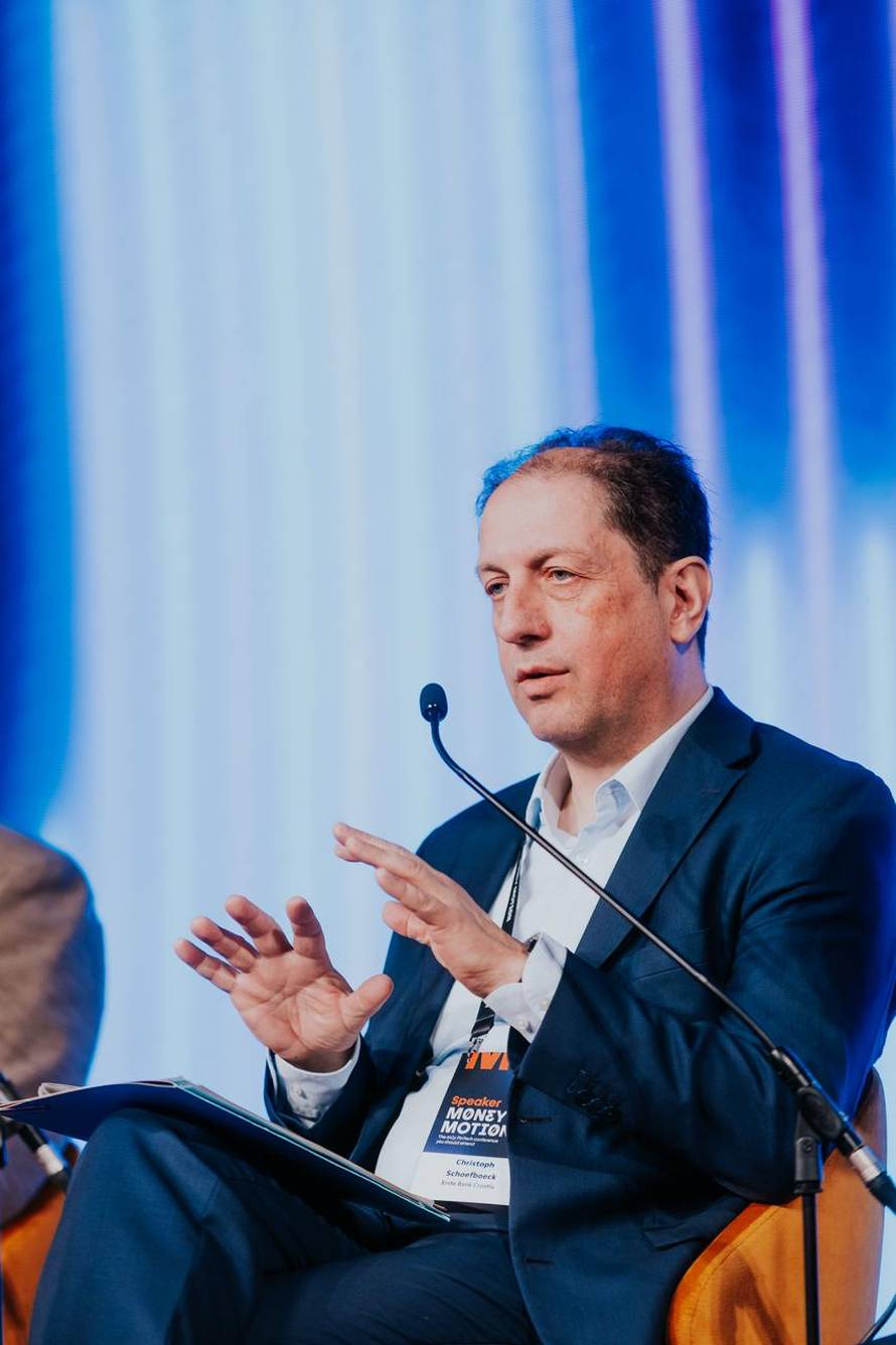 Odobrenje kredita putem mobitela - Pitali smo stručnjake kako izgleda banka budućnosti