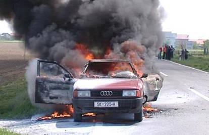 Zapalio se auto na cesti prema Glini, par preživio