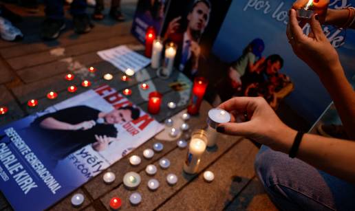 FOTO Europa se oprašta od ubijenog Kirka: Obožavatelji se okupili i zapalili lampione...