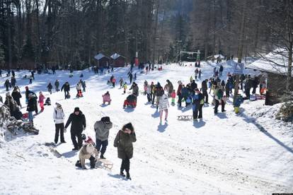 FOTO Zimska idila na Sljemenu: I mali i veliki uživaju u snijegu