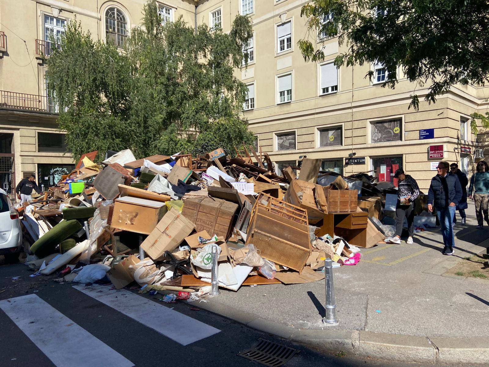 FOTO Jedna od najljepših ulica u Zagrebu zatrpana je smećem: 'Ta hrpa se samo povećava'