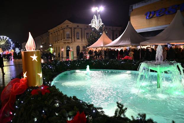 FOTO Advent u Slavonskom Brodu: Dvije lokacije, nove atrakcije i nezaboravni doživljaji