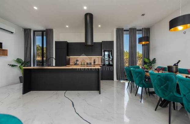 Pogodite koliko košta: Dvojna vila u blizini Novalje ima bazene, roštilj i teniski teren...