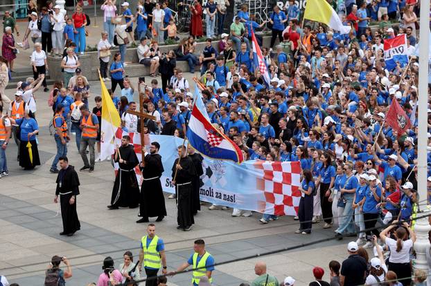 Zagreb: Dolazak hodočasnika Antunovskog hoda na Trg bana Josipa Jelačića