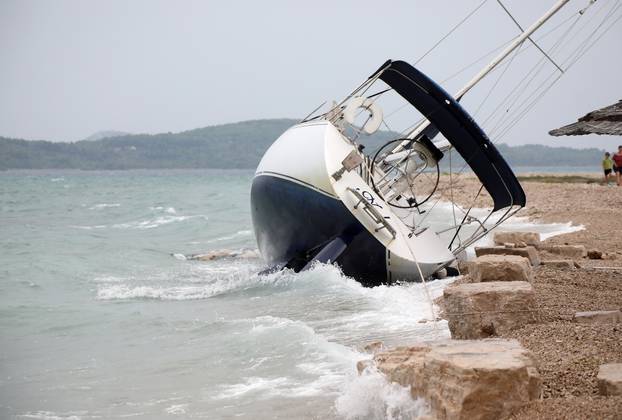 Zbog jakog juga nasukala se jedrilica na plaži u Jadriji