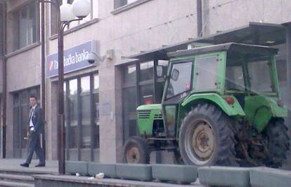 Traktor parkirao pred ulaz u Zagrebačku banku 