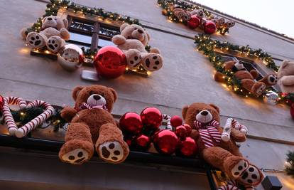 Poznata Hrvatica ukrasila 'pola ulice' plišanim medvjedićima