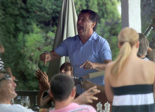 ARHIVA - 2010. Hvar: Nakon Dinamovog poraza Zdravko Mami? iz sveg glasa pjevao dalmatinske pjesme